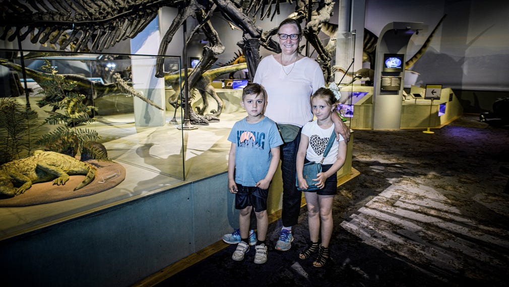 Karin Carlberg och barnbarnen Adrian och Alicia tillhörde ”premiärlejonen” när Naturhistoriska riksmuseet öppnade igen.