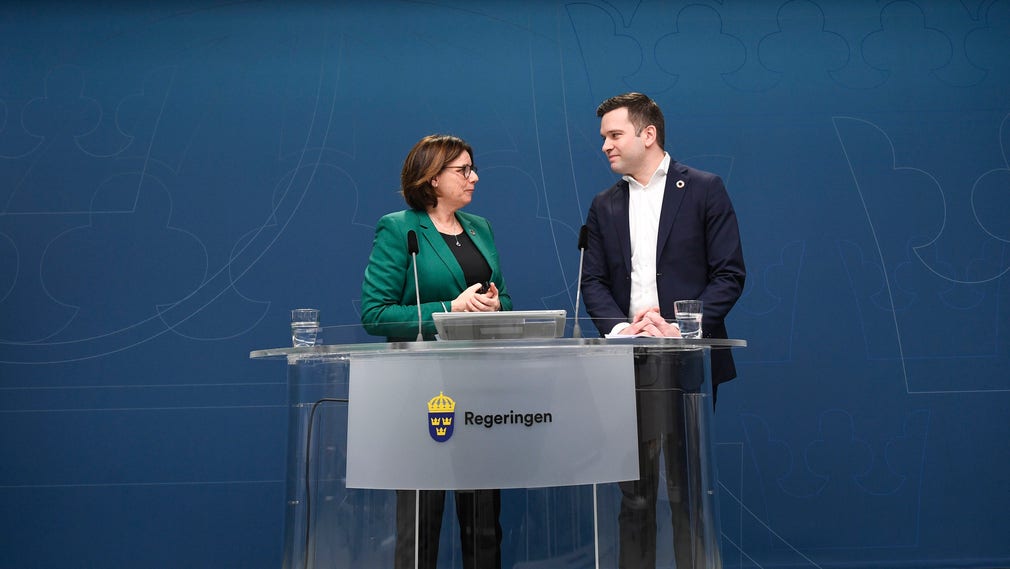 Miljö- och klimatminister Isabella Lövin presenterar Gabriel Wikström som ny nationell samordnare för Agenda 2030 på en pressträff i februari.