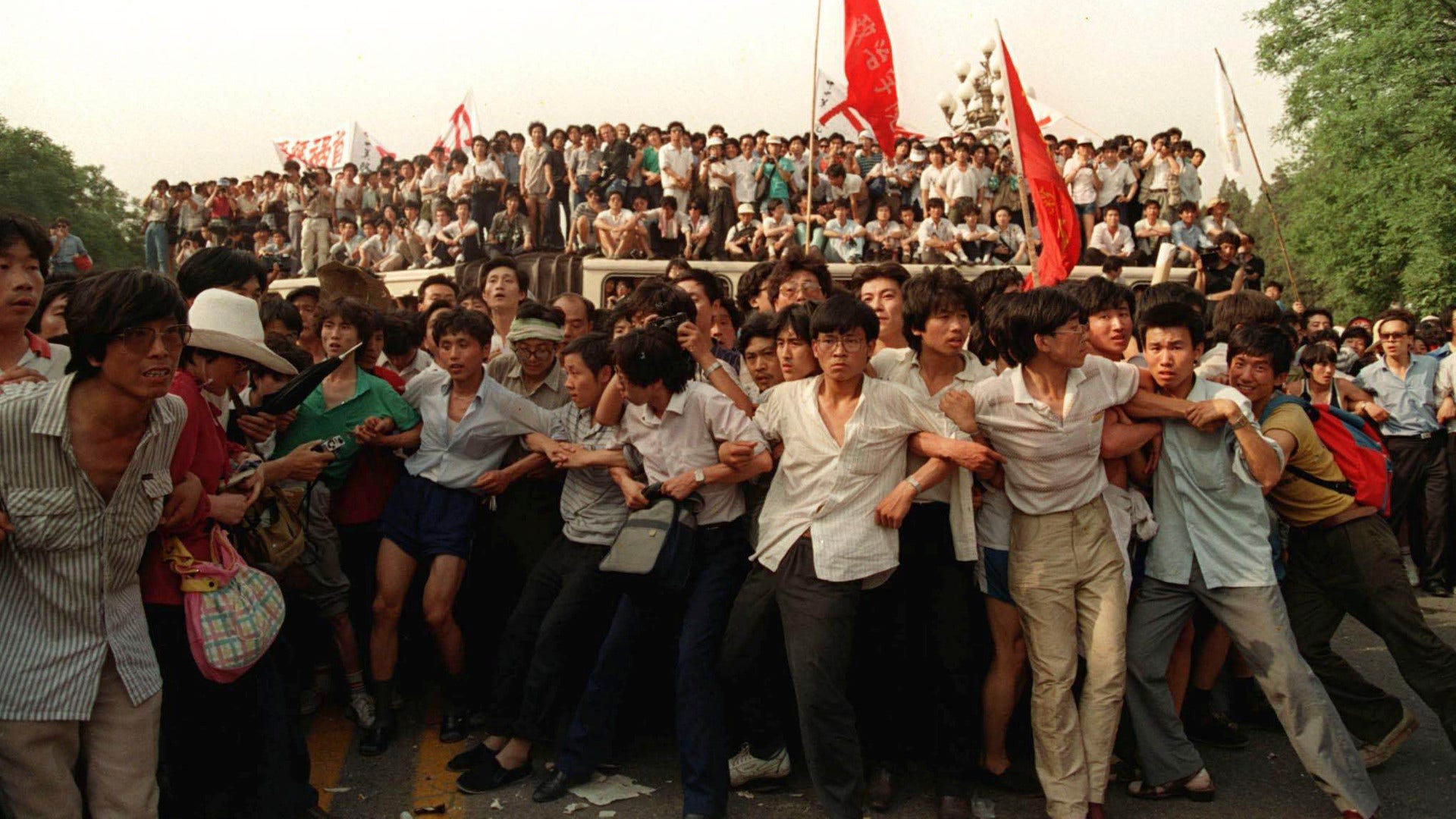 Protesterna på Himmelska fridens torg i Peking slogs brutalt ner den 4 juni 1989.