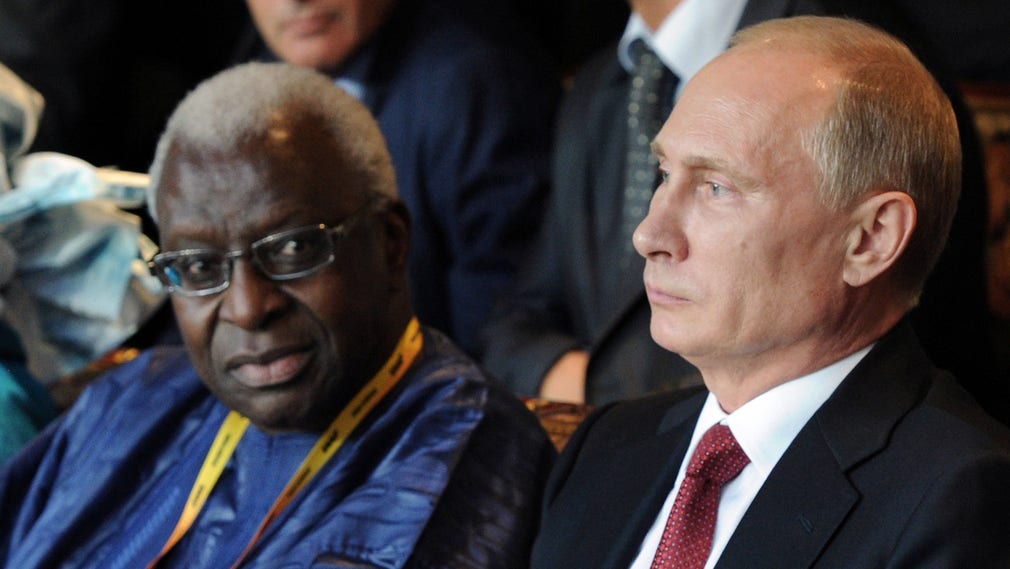 Internationella friidrottsförbundets skandaltyngde ordförande Lamine Diack tillsammans med Rysslands president Vladimir Putin vid invigningen av VM i Moskva 2013.