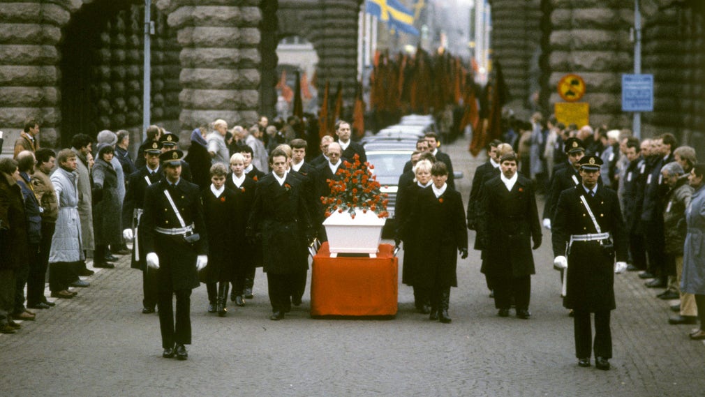 15 mars 1986: Olof Palmes kista förs förbi riksdagshuset på väg mot jordfästningen på Adolf Fredriks kyrkogård inte långt från mordplatsen.
