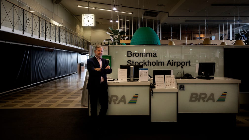 Geir Stormorken, vd för flygbolaget BRA står i den öde avgångshallen på Bromma. BRA är under rekonstruktion och alla plan står på backen.