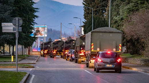 Militären anländer till Bergamo i mars, för att hjälpa till med förflyttning av avlidna.