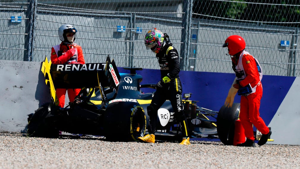 Daniel Ricciardo lämnar bilen efter kraschen.