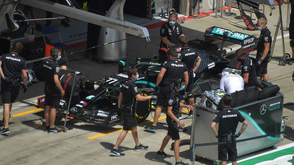 Mercedes har bytt till en nästan helsvart bil i sitt ställningstagande mot rasism när nu formel 1-säsongen startar med munskydd och andra nya regler.