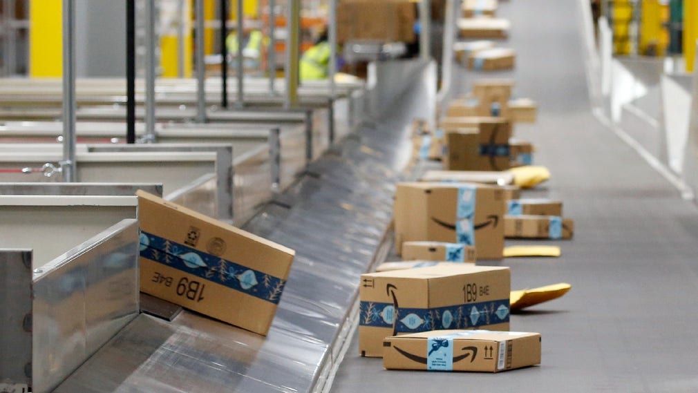 Amazons paket på väg till kunderna från en anläggning i USA.