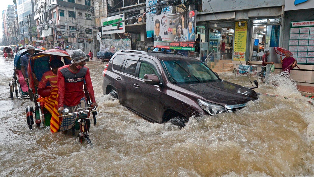 Även jättestaden Dhaka har drabbats av översvämningarna.