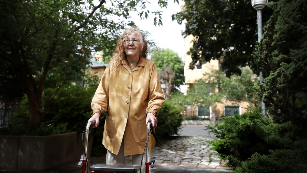 Under en promenad på Kungsholmen fick Thora Grape en byggnadsställning över sig. Hon drabbades av skallskador och behöver nu gå med rullator. Ändå fick hon inget skadestånd när fallet prövades i domstol.
