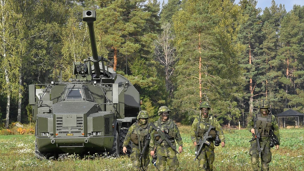 Soldater ur armén med artilleripjäsen Archer under övningen Aurora 17