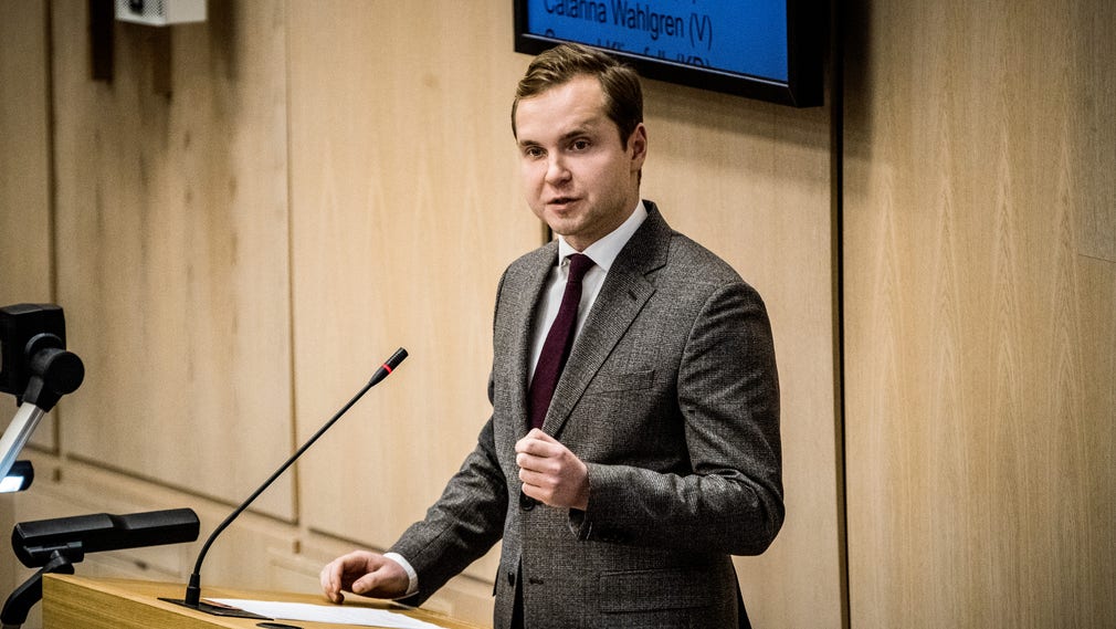 Gabriel Kroon är gruppledare i region Stockholm för Sverigedemokraterna.