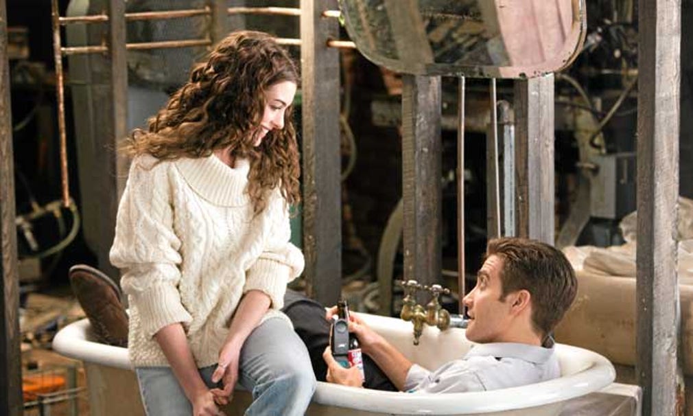 Maggie Murdock (Anne Hathaway) stormar in i Jamie Randalls (Jake Gyllenhaal) liv.