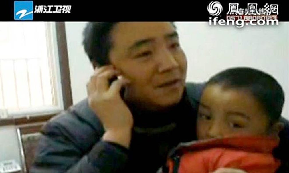 Tv-bilder visar Peng Gaofeng när han återförenas med sin sexårige son.