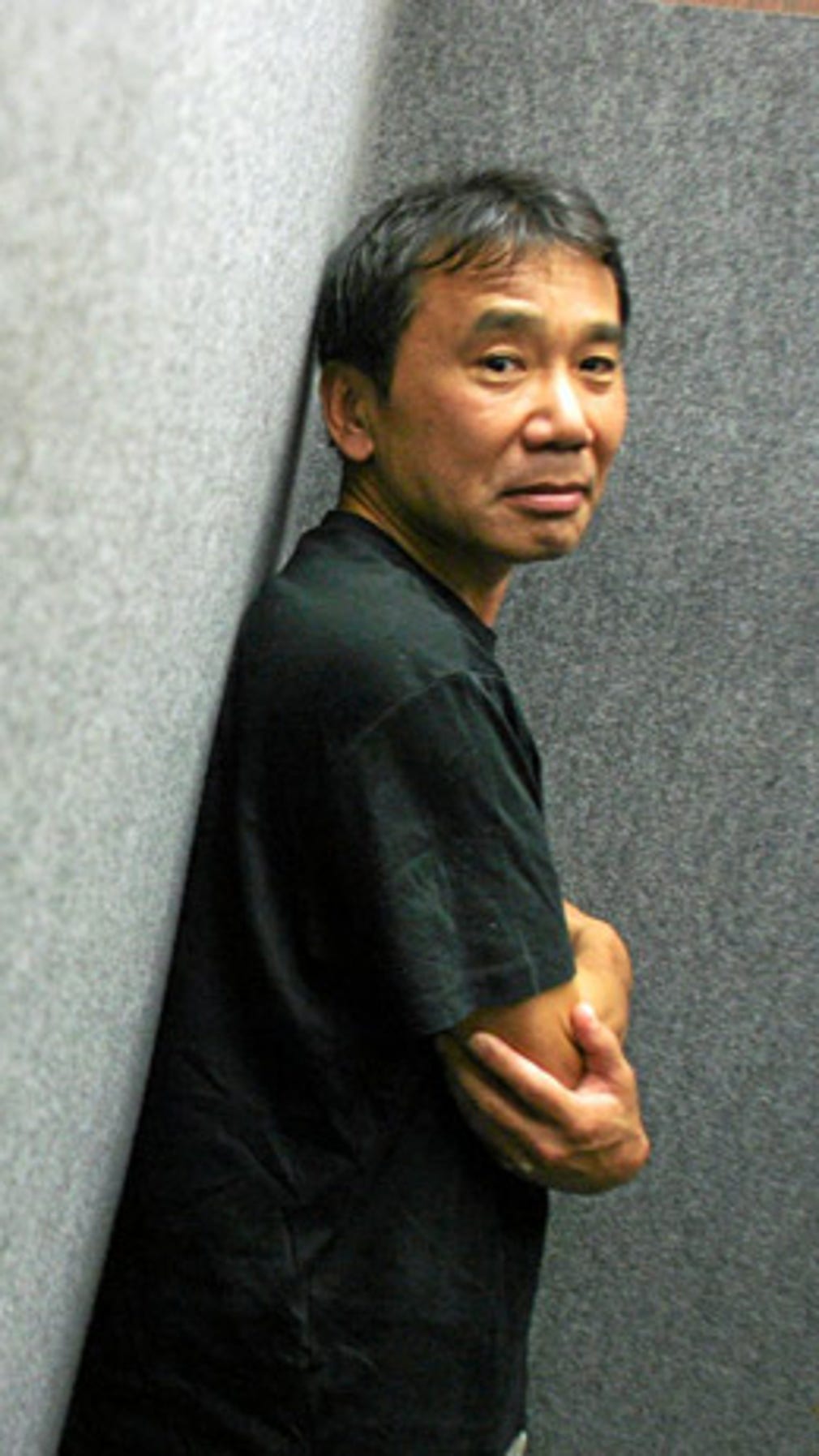 Haruki Murakamis nya romansvit är en väv av religion, metafysik, ritualia och folktro.
