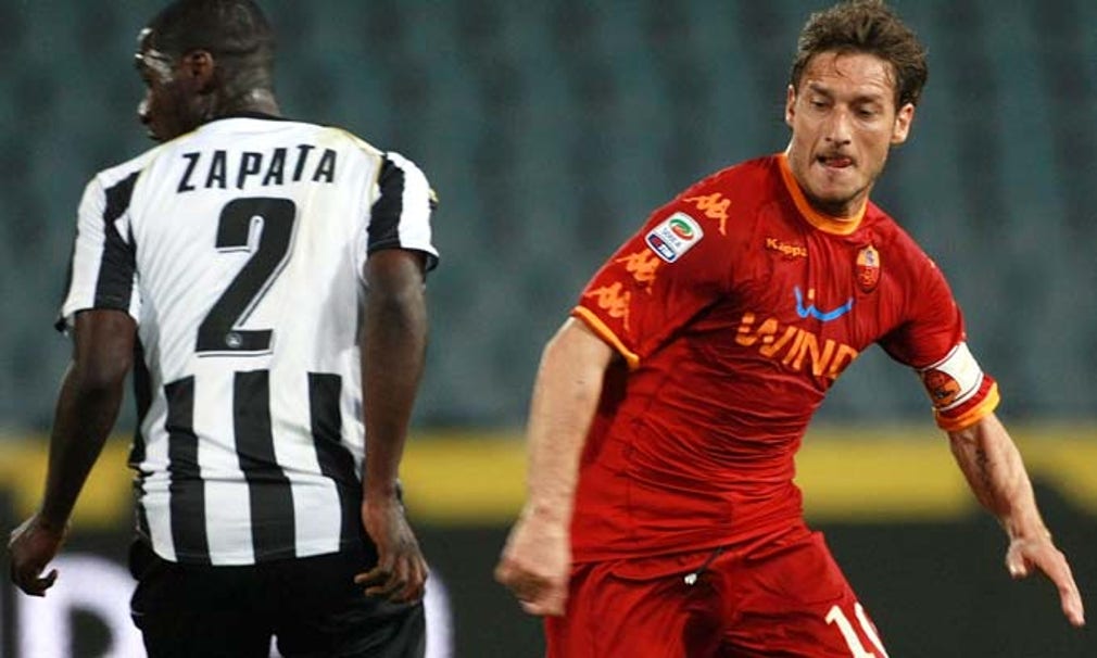 Totti gjorde båda målen i Romas 2-1-seger över Udinese.