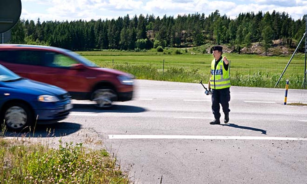 Trafikpolisen Bosse Nordin, Söderköping i Östergötland, under en fartkontroll i juni förra året.