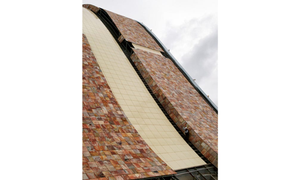 Den kontroversiella Kulturstadens tak är klätt med hundratusentals stenplattor. Projektet med teatrar, bibliotek och museer har redan kostat fyra gånger mer än beräknat.