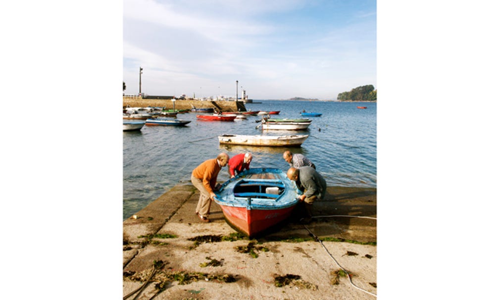 Männen i Cambados ser till sina båtar. Efteråt är bykrogen mötesplats, kanske med ett glas av det lokala vinet albariño.