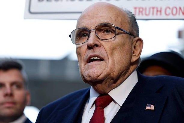 Rudy Giuliani, före detta rådgivare åt Donald Trump och borgmästare i New York, i samband med att förtalsdomen presenterade i förra veckan.