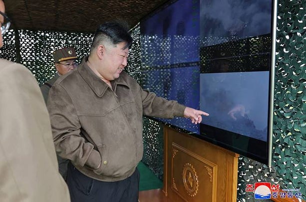 Nordkoreas ledare Kim Jong-Un var på plats under militärövningen.