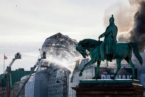 En våldsam brand utbröt i Börshuset på Slottsholmen i Köpenhamn den 16 april i år.