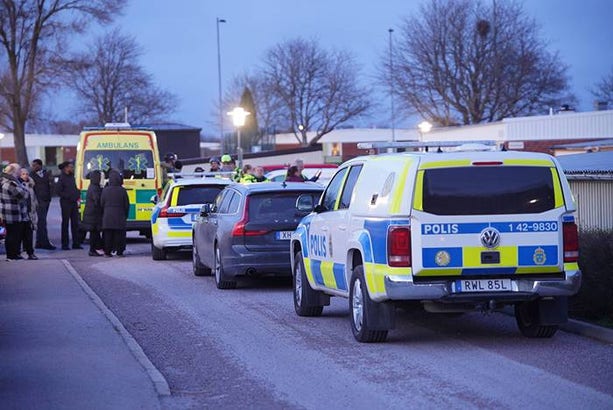 Polis och ambulans på plats i Norrköping.