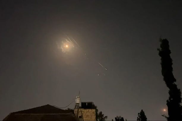 En iransk robot lyser upp himlen ovanför Jerusalem.