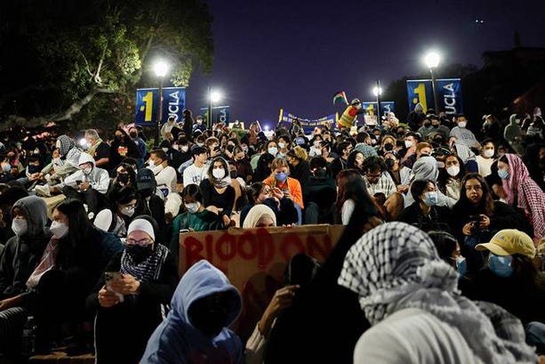 Fler än tusen demonstranter har samlats vid UCLA, rapporterar AP.