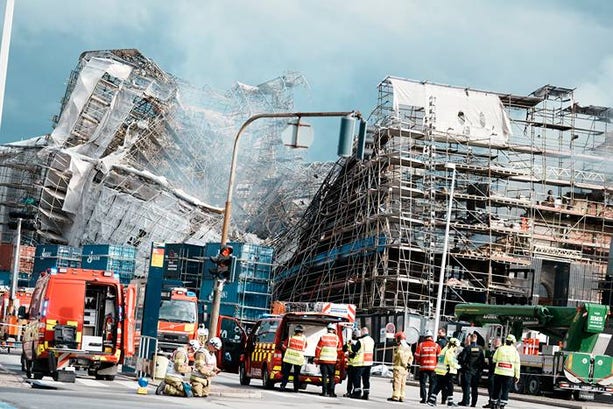 Børsen i Köpenhamn fattade eld på tisdagen. Stora delar av en vägg har nu rasat.