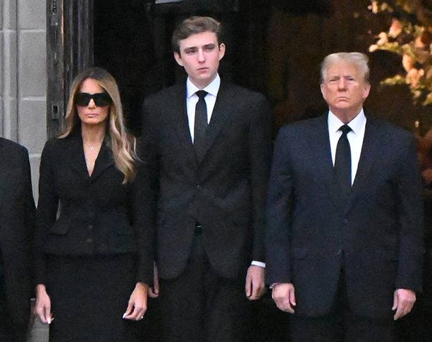 Melania, Barron och Donald Trump vid begravningen av presidenthustruns mamma i januari. Foto TT