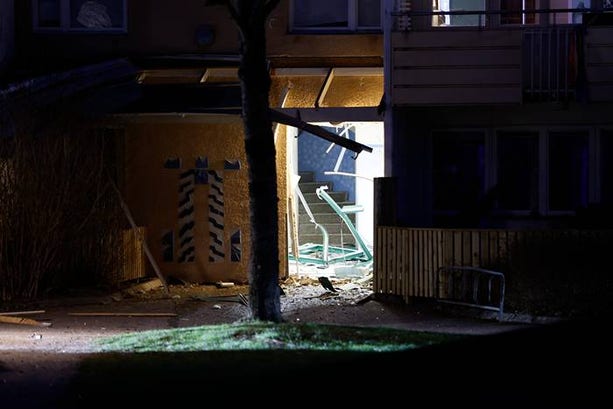 Porten till flerfamiljshuset i Borås förstördes i detonationen.