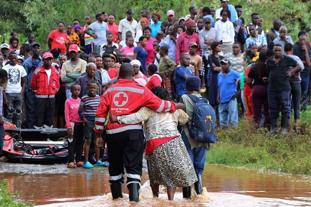 En kvinna räddas från sitt översvämmade hus i Githuraiområdet i Nairobi, Kenya.