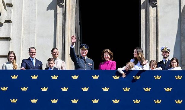 Kungafamiljen vid firandet av kungens födelsedag på Stockholm slott på valborgsmässoafton.