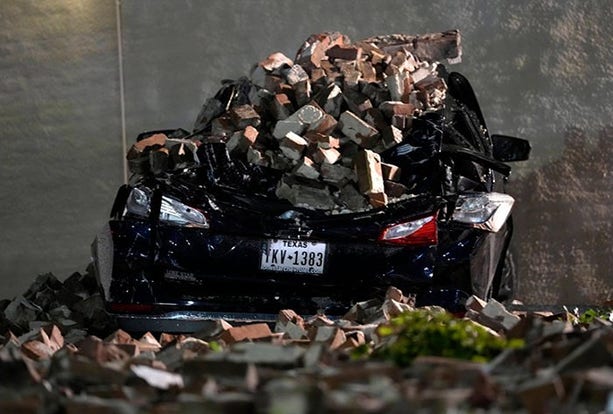 En bil förstörd av fallande tegelstenar i Houston.