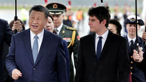 Kinas president Xi Jinping togs emot av Frankrikes premiärminister Gabriel Attal på flygplatsen Orly utanför Paris.