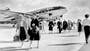 Uppklädda svenska semesterfirare väntar på boarding till en charterresa till Italien 1958.