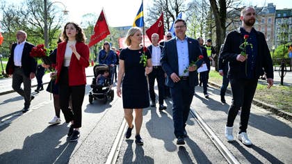 Magdalena Andersson passerar Vasaplatsen på sin väg mot Götaplatsen. Hon går mellan lokalpolitikern Hilda Andersson och riksdagsledamoten Mattias Jonsson.
