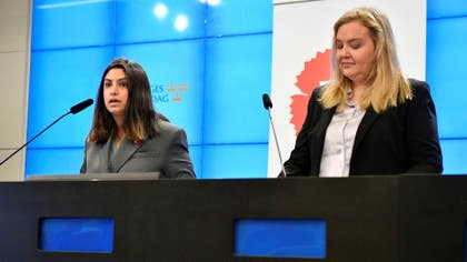 V:s partiledare Nooshi Dadgostar och Ida Gabrielsson, ekonomisk-politisk talesperson presenterar Vänsterpartiets vårbudget.