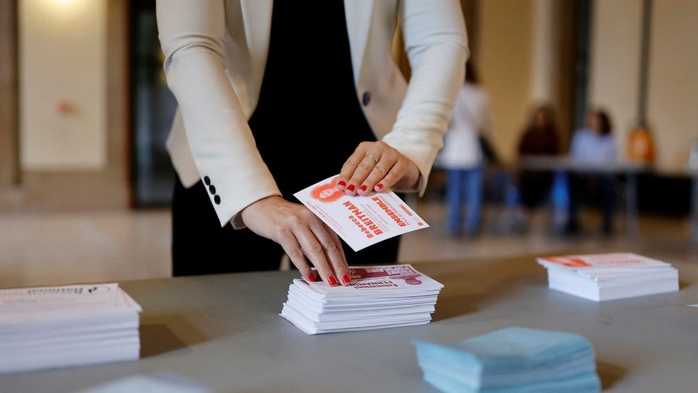 Vallokalerna öppna – Le Pen väntas bli störst