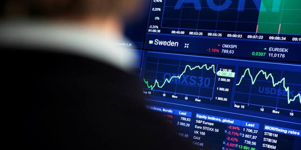Stockholmsbörsen sjunker på torsdagen. På bolagsfronten är det livat efter en strid ström av rapporter.