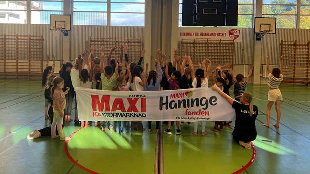 Ica Maxi i Haninge bidrar så att mindre barn att träna gymnastik gratis i Vendelsö gymnastikförening.