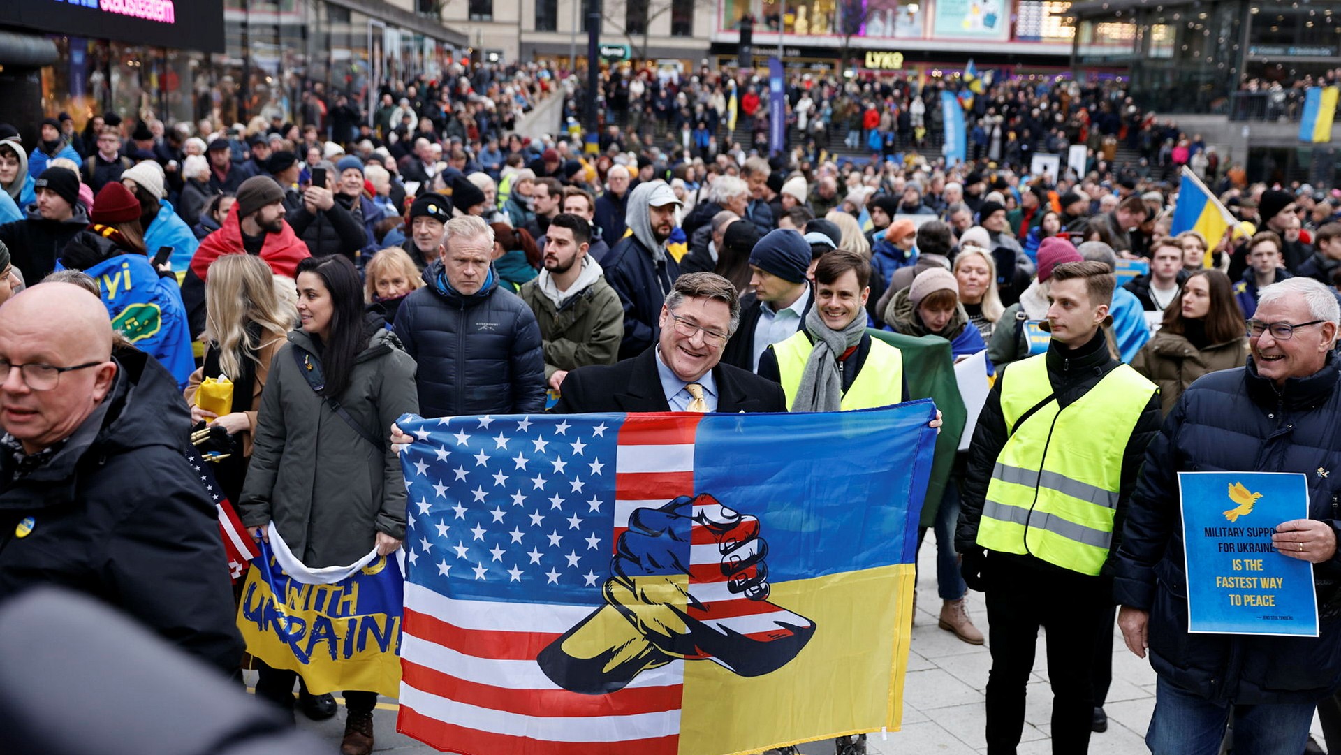 Tusentals Manifesterar För Ukraina På Sergels Torg