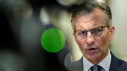 Riksbankschef Erik Thedéen varnar för utmaningarna i räntesänkningarnas spår.