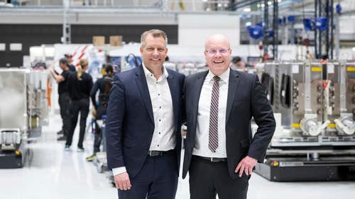 Nya mångmiljardbeställningar skapar stor glädje hos Hitachi Energy, med stor verksamhet i Sverige. Till vänster på bilden syns Niklas Persson, global affärsområdeschef och Sverigechefen Tobias Hansson.