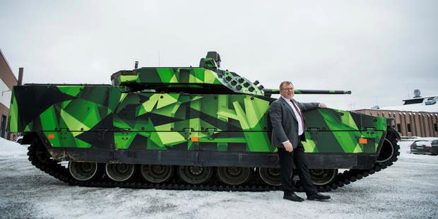 BAE Systems Hägglunds vd Tommy Gustafsson-Rask och en CV90 (Stridsfordon 90) som tillverkas i Örnsköldsvik.