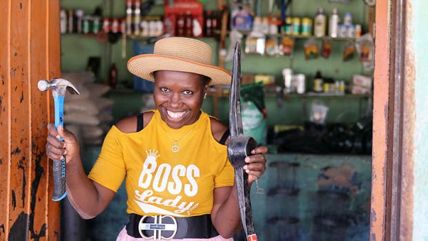 Hand in Hands globala resa startade 2004 och utbildar i dag entreprenörer i flera afrikanska länder. Kvinnan på bilden driver en framgångsrik järnhandel i Zimbabwe.