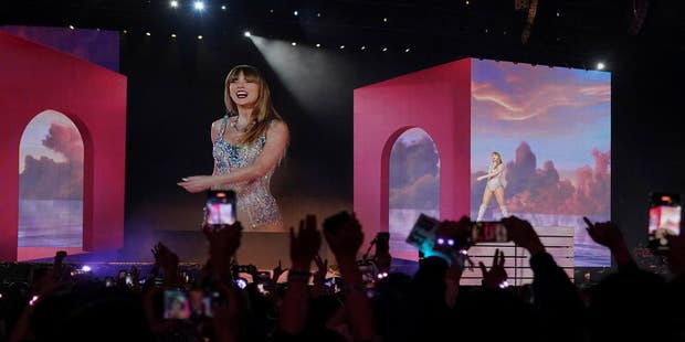 Nöjesindustrin ger den moderna människan känslor och identitet. Därför är det en enorm affär, som när Taylor Swift spelar för 200 000 åskådare under konserterna i Stockholm i helgen. Här från Tokyo i februari.