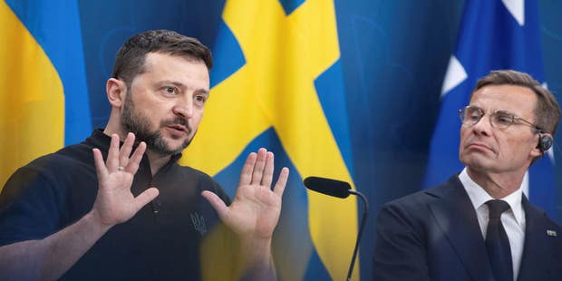 Volodymyr Zelenskyj, Ukrainas president, på besök i Stockholm. Till höger statsminister Ulf Kristersson (M).