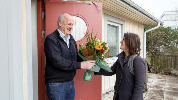 Jörgen Olsson får blommor av Di:s reporter Cathrine Hofbauer.