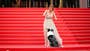 Hunden Messi och Laura Martin Contini under filmfestivalen i Cannes.