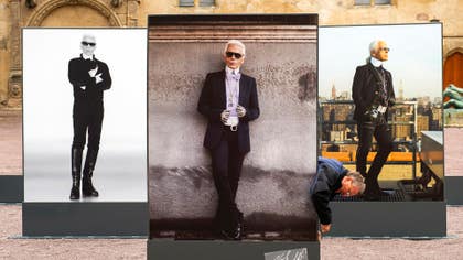 Karl Lagerfeld gick bort 2019, 85 år gammal, och bodde de sista tio åren av sitt liv i den lägenhet som nu sålts.